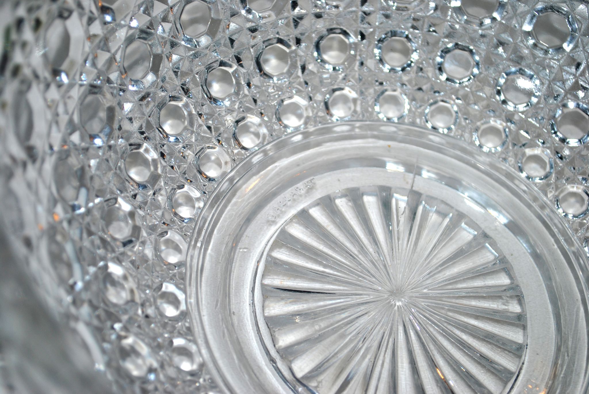 Saladier en cristal moulé signé diamants pierreries Baccarat  23cm