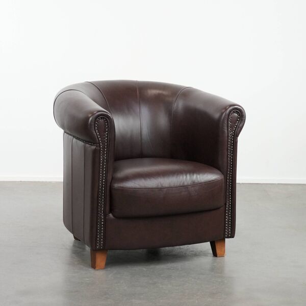 Fauteuil club en cuir rond de style anglais en très bon état.