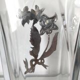 Vase en verre avec application de fleurs en métal