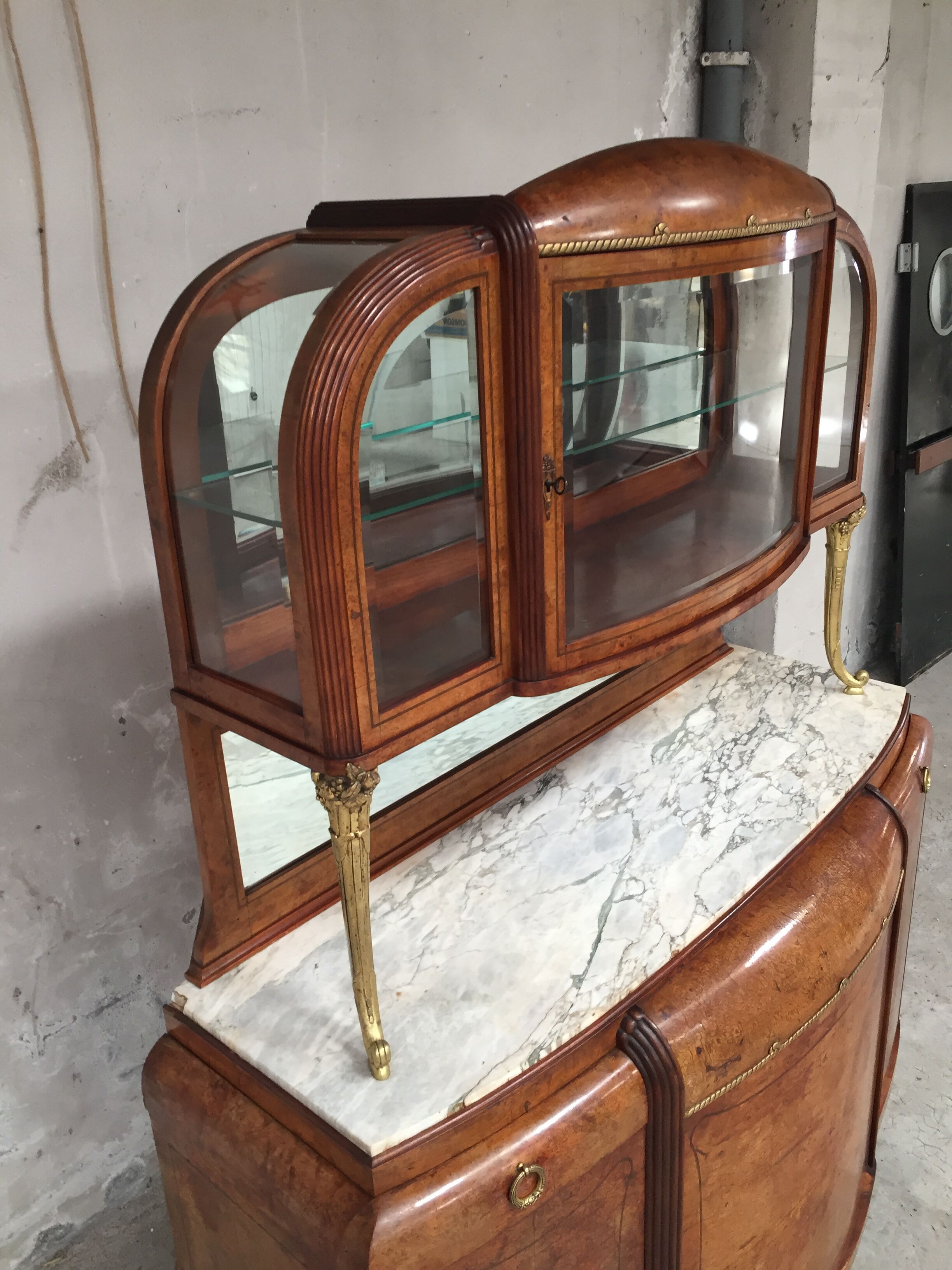 Meuble d'ébéniste art déco en loupe d'orme et bronze
