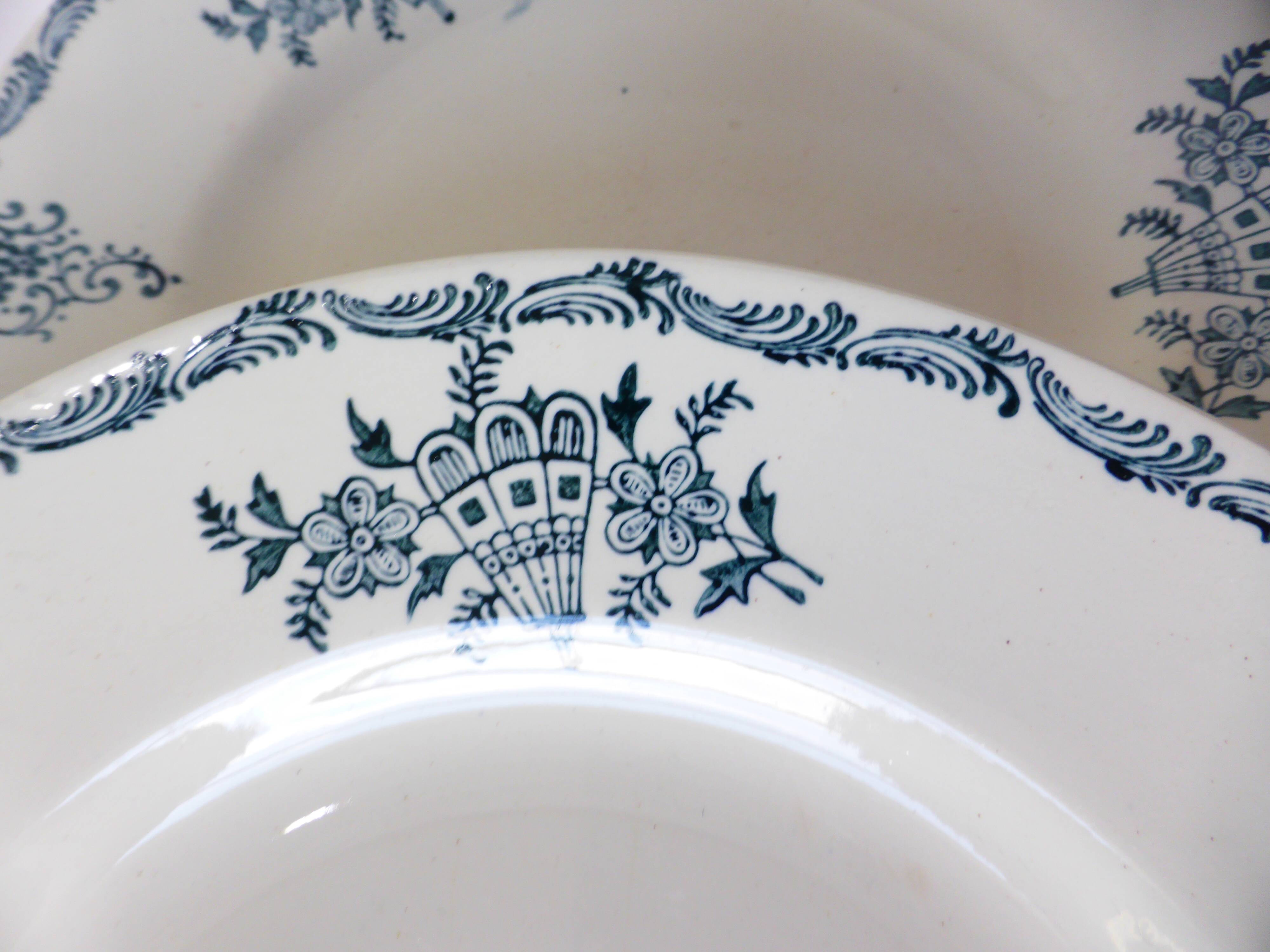 4 assiettes plates en terre de fer de St Amand