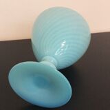 Vase opaline torsadée bleue