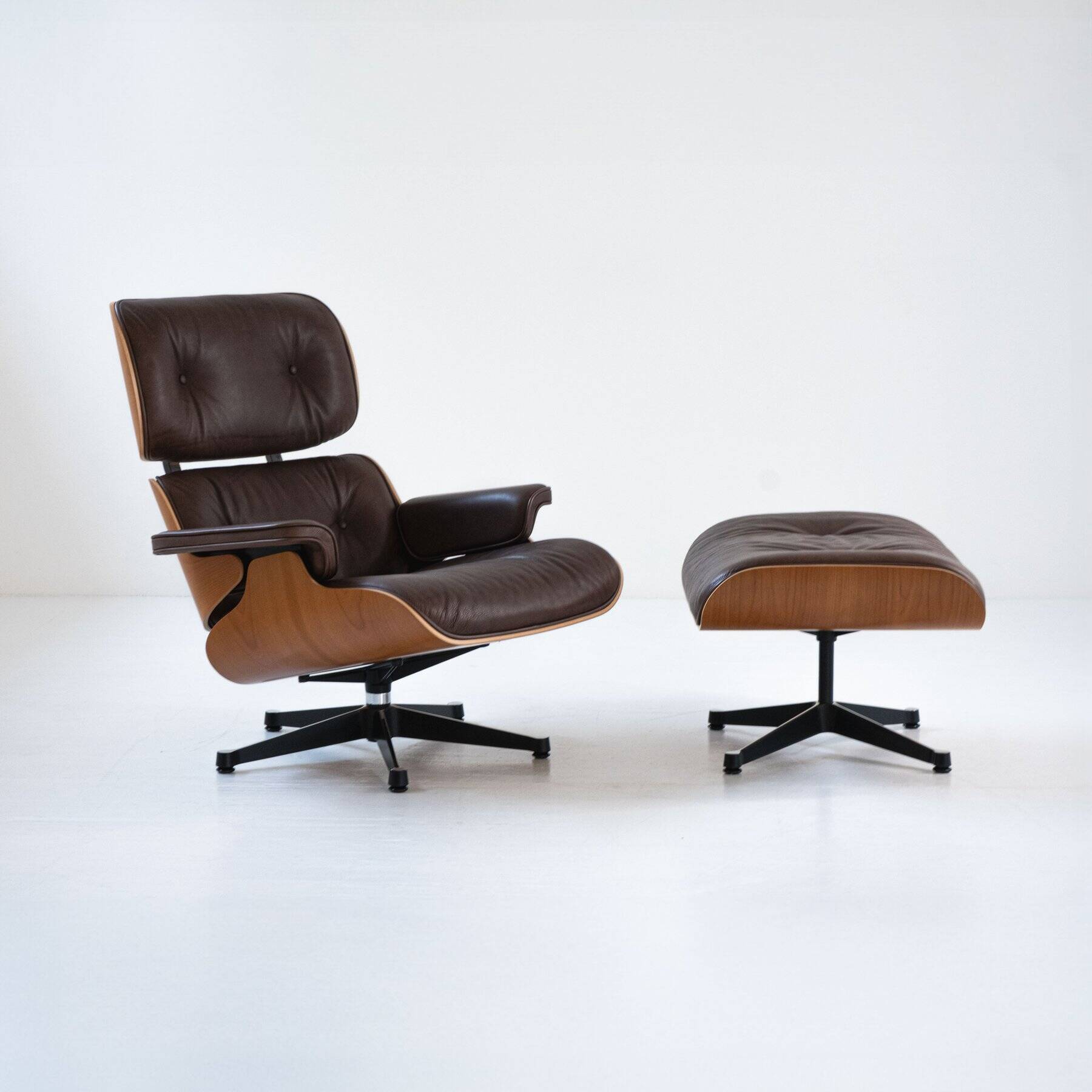 Vitra Eames Lounge Chair & Ottoman – American Cherry