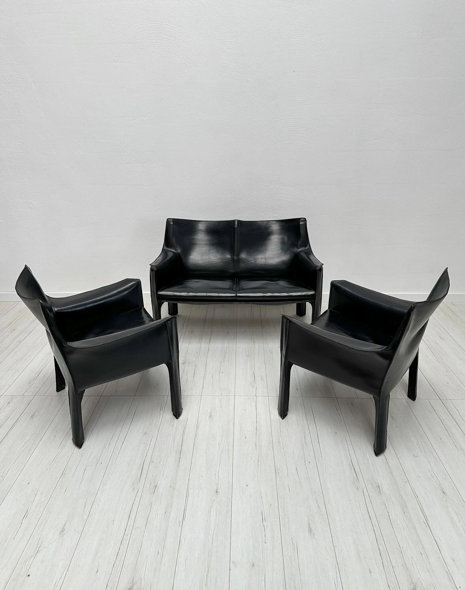 1980s vintage Italian designer ‘CAB 414’ 2-seater leather sofa by Mario Bellini for Cassina in black leather