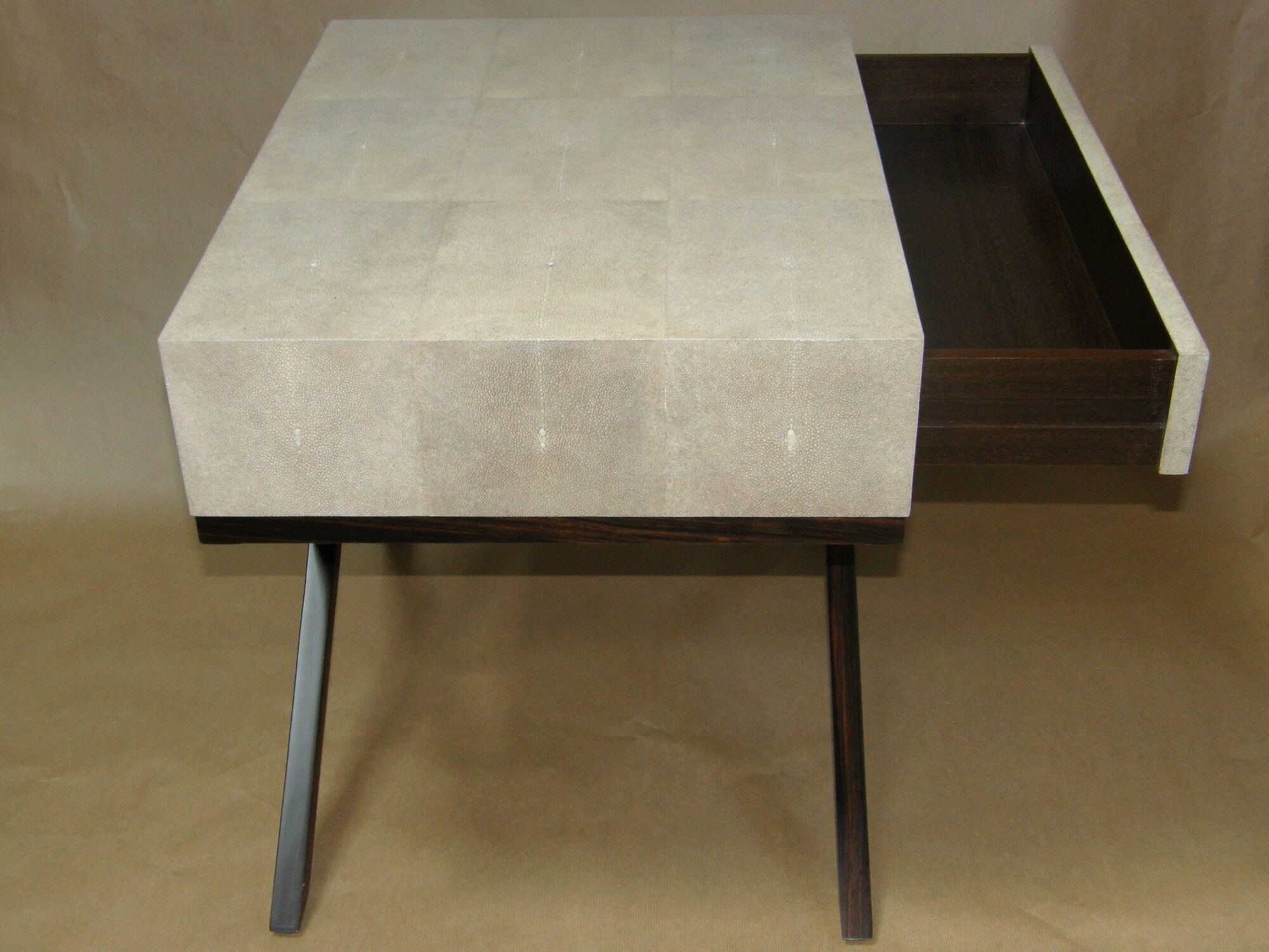 Table de chevet en galuchat