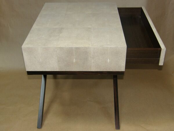 Table de chevet en galuchat