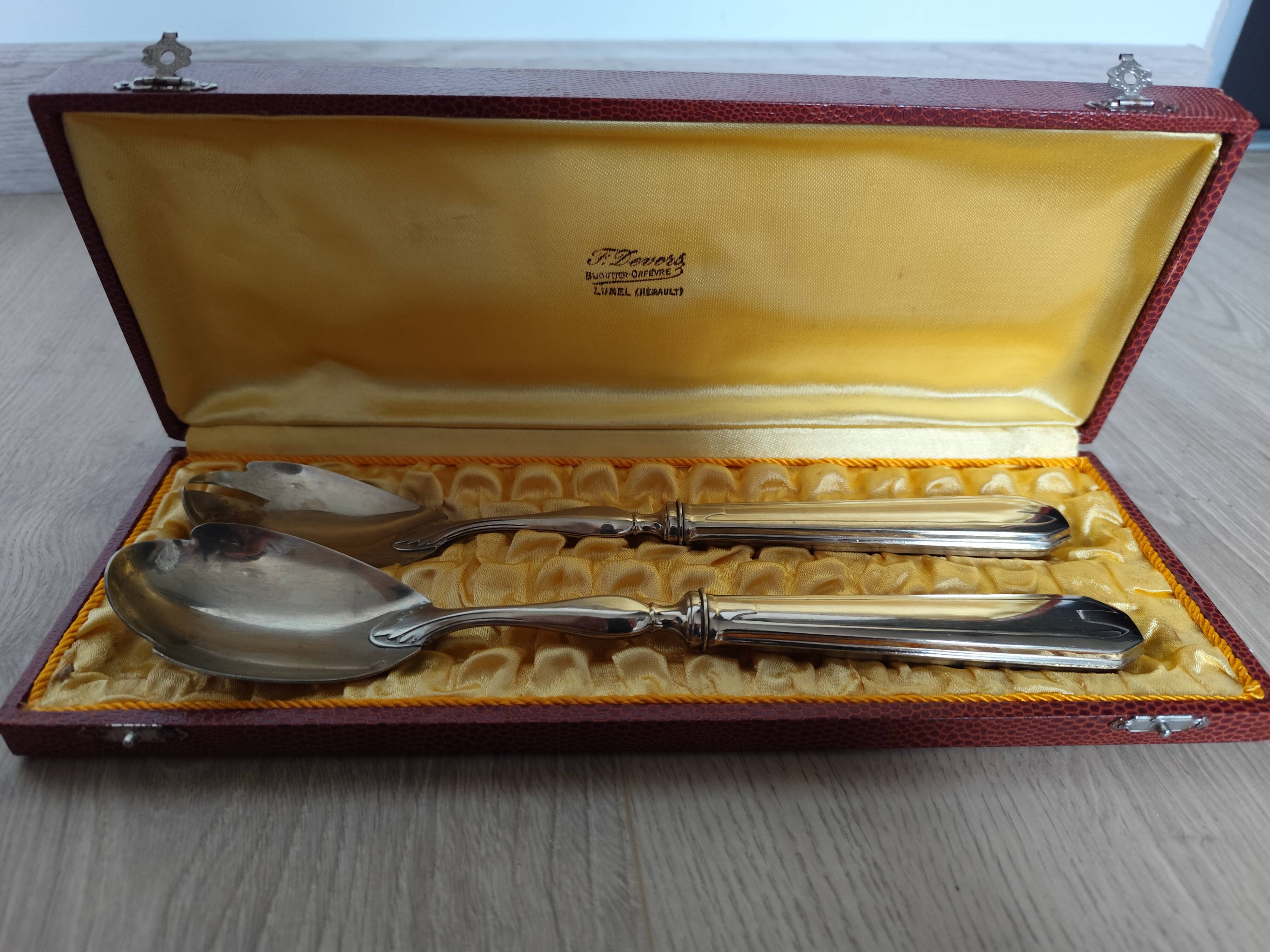 Silver-plated metal salad serving spoons in their vintage case