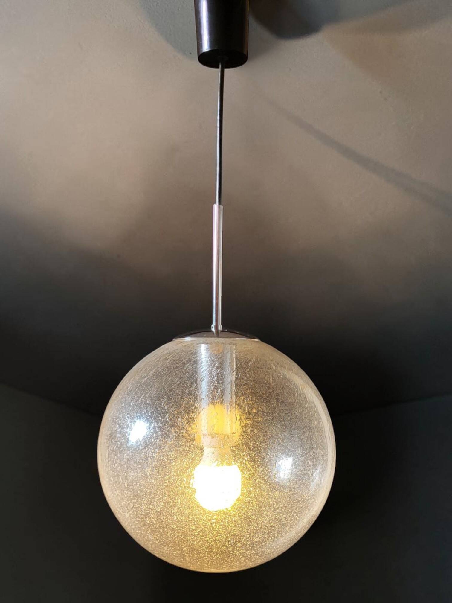 Suspension globe en verre soufflé bullé, monture chromée