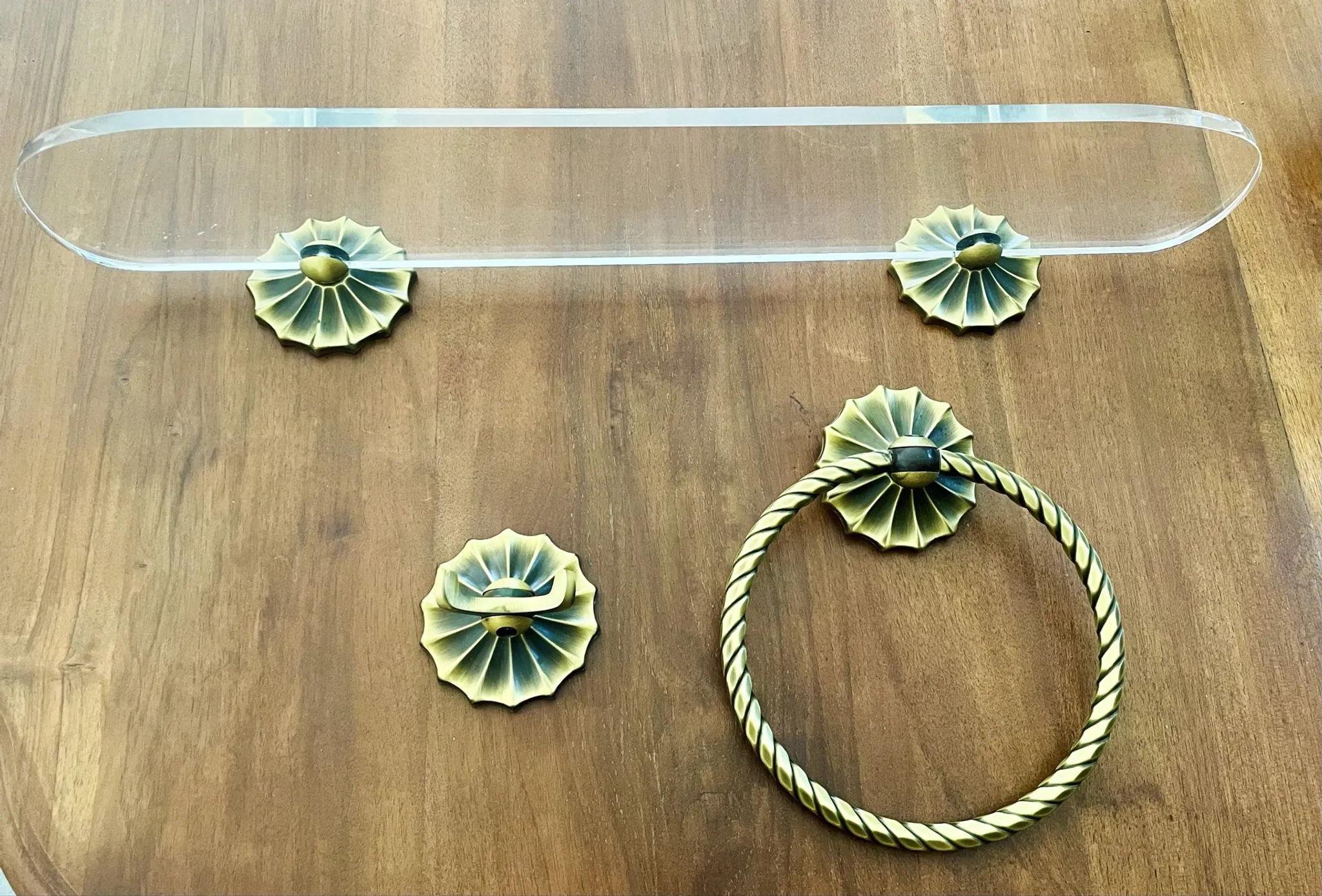 Étagère en lucite et laiton vintage avec ses patères