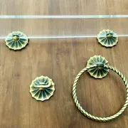 Étagère en lucite et laiton vintage avec ses patères