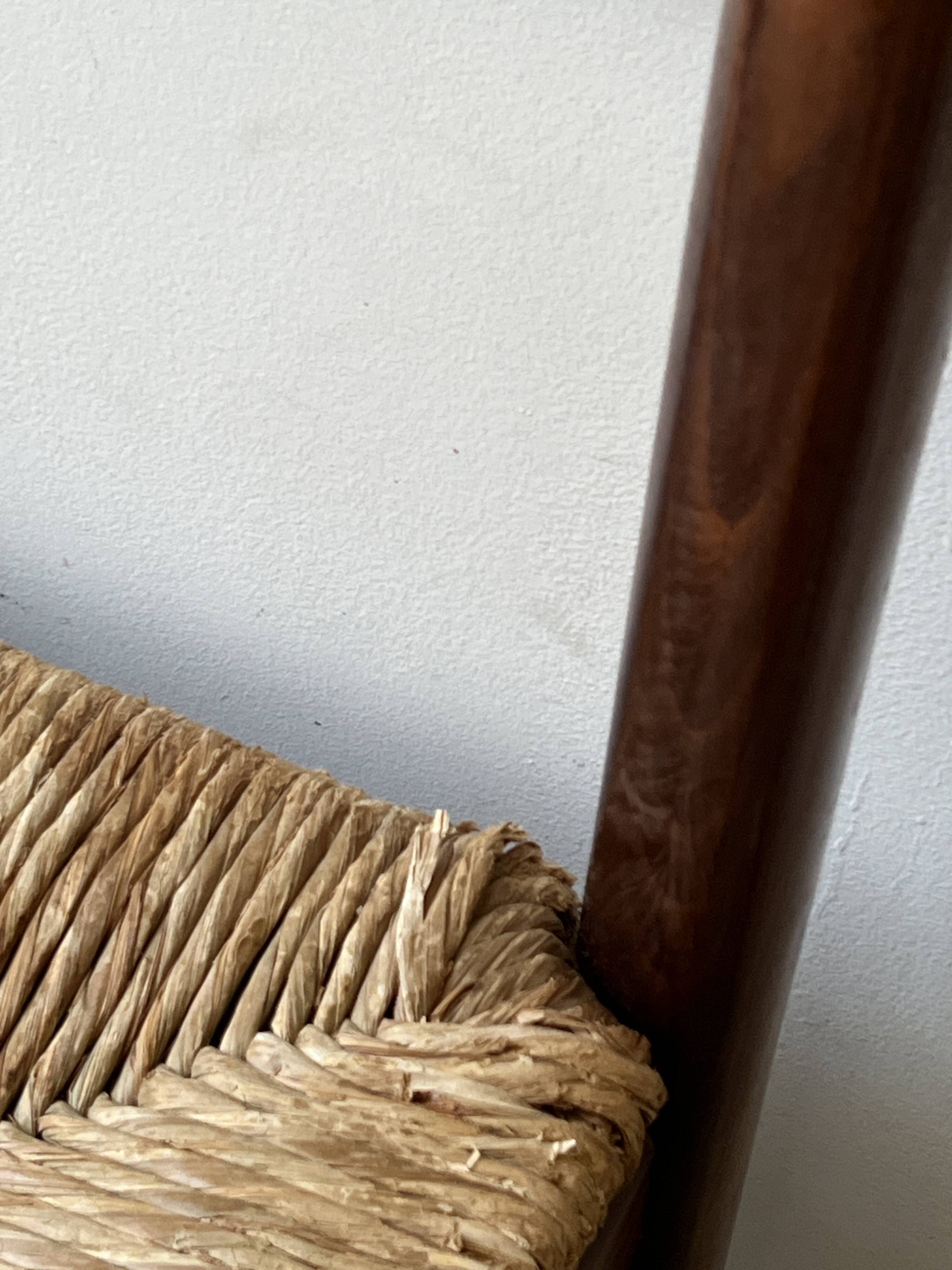 Lot of 4 modernist chairs in solid wood, leather and straw, Italy 1970.