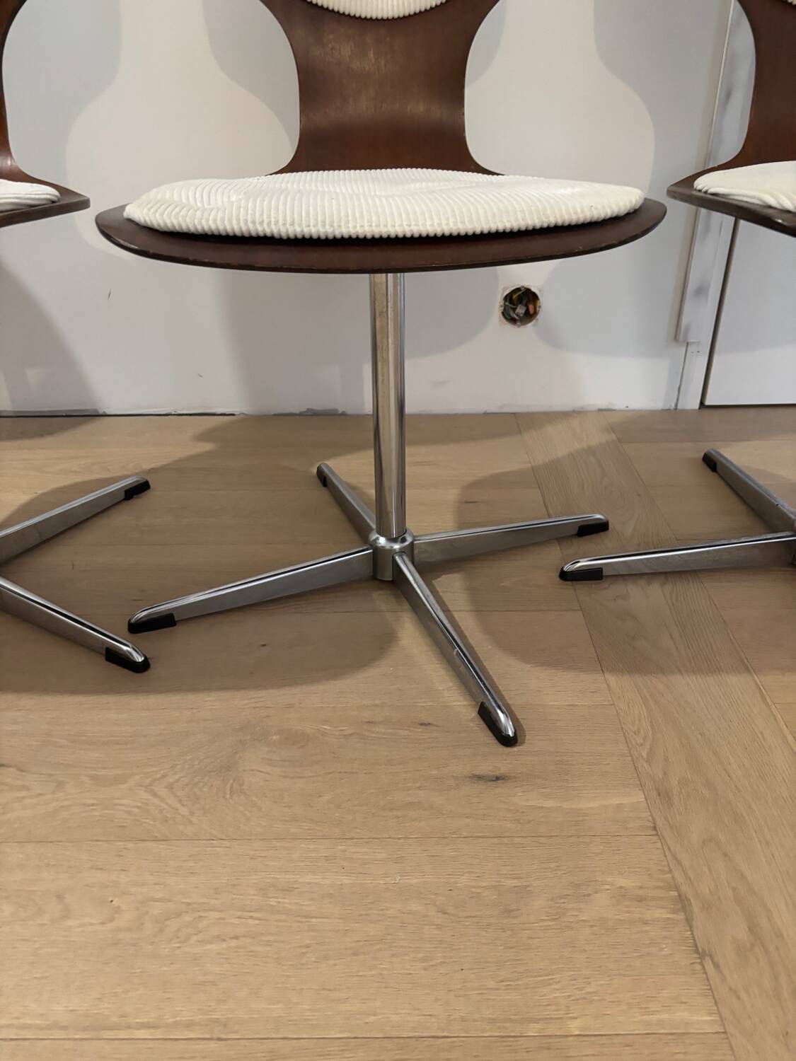 Lot of 4 vintage swivel chairs in the style of Arne Jacobsen.