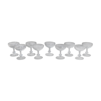 Set de 9 coupes à champagne ancienne en verre soufflé taille cote plate
