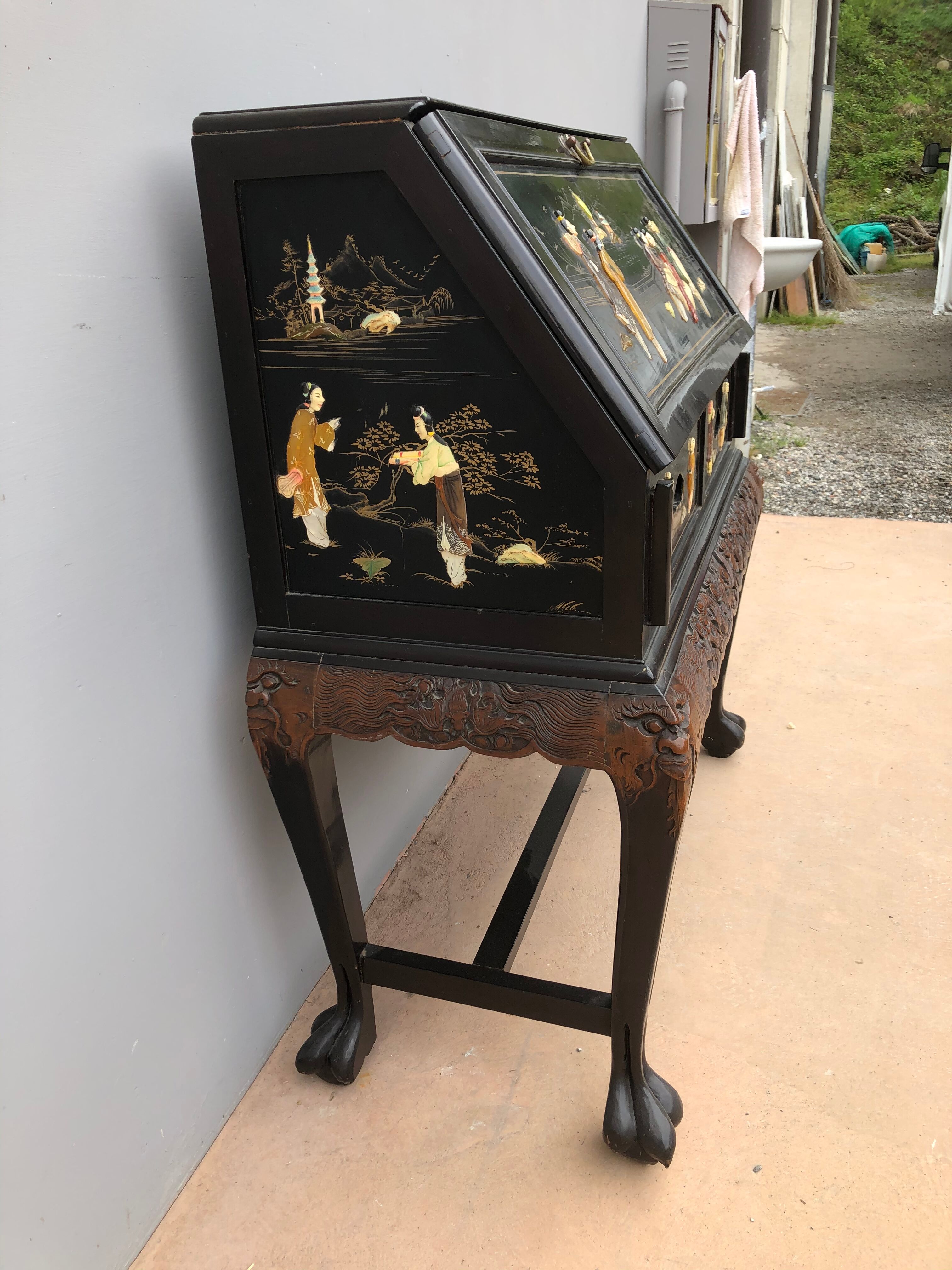 Slope office with asian decorations from the 1950s