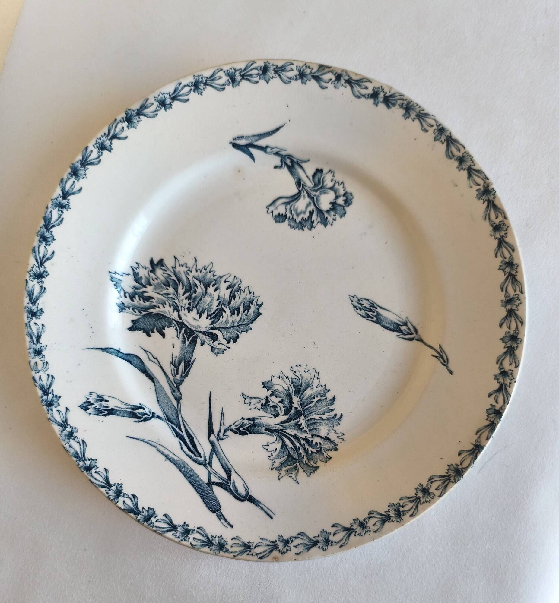 Two ironstone plates from Lunéville Keller and Guérin with a floral pattern.