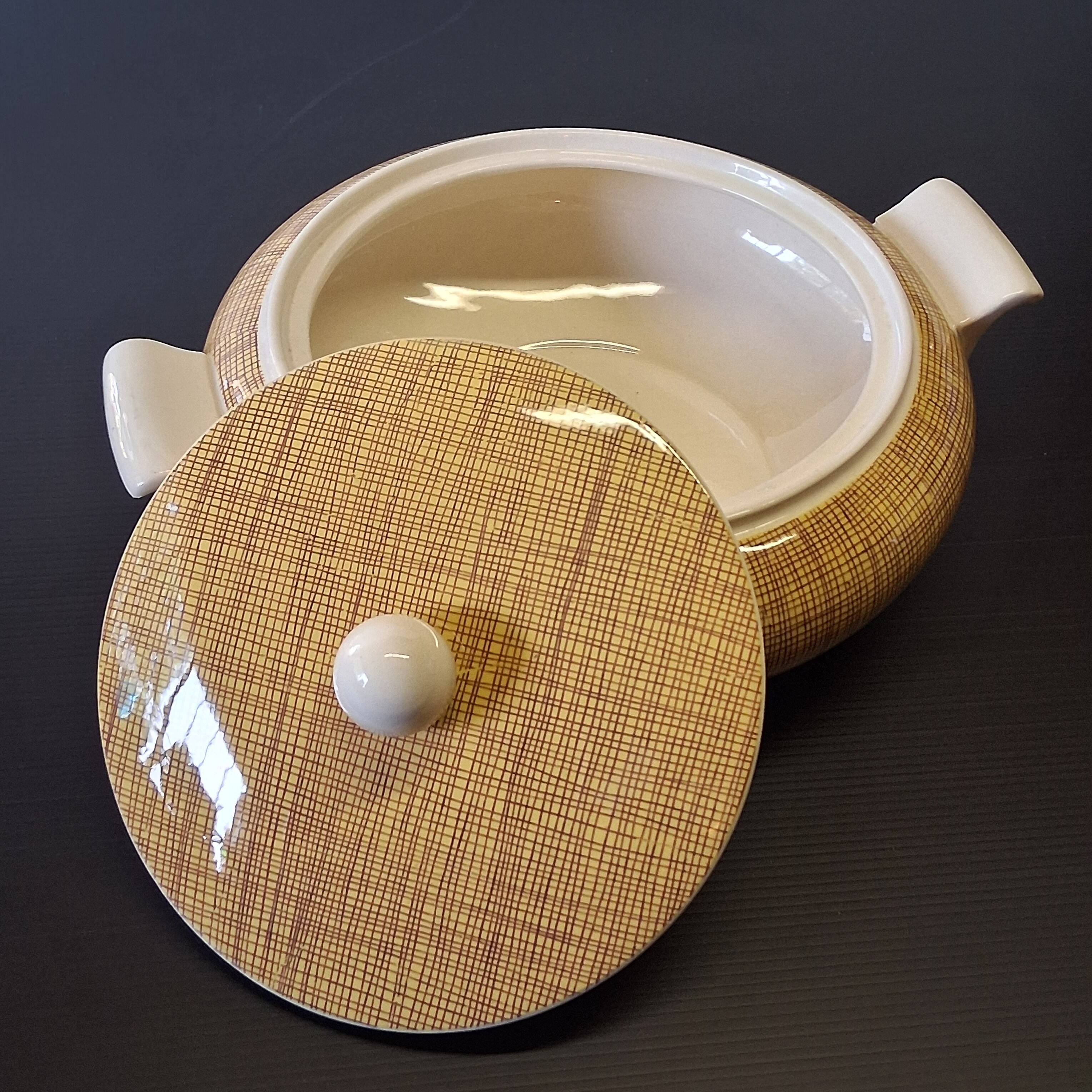 Very beautiful old soup tureen from Villeroy & Boch in very good condition.