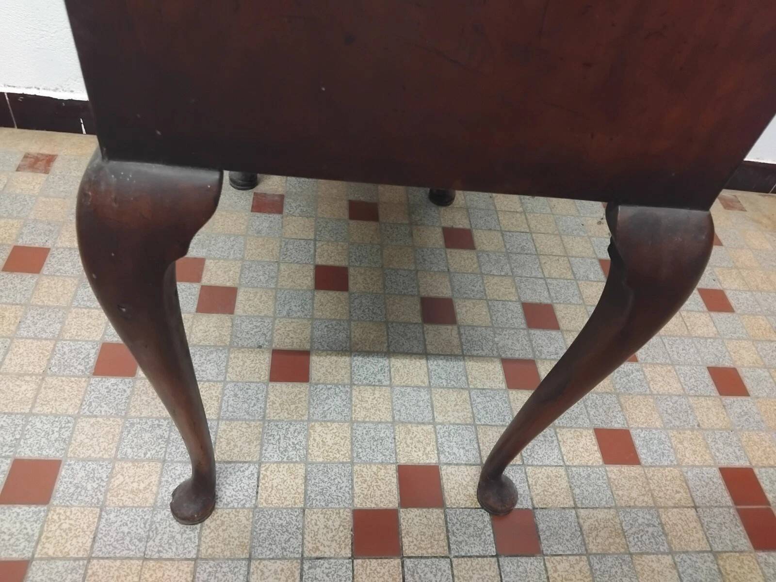 Commode galbée ancienne