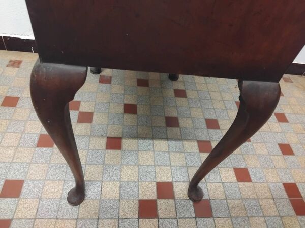 Commode galbée ancienne