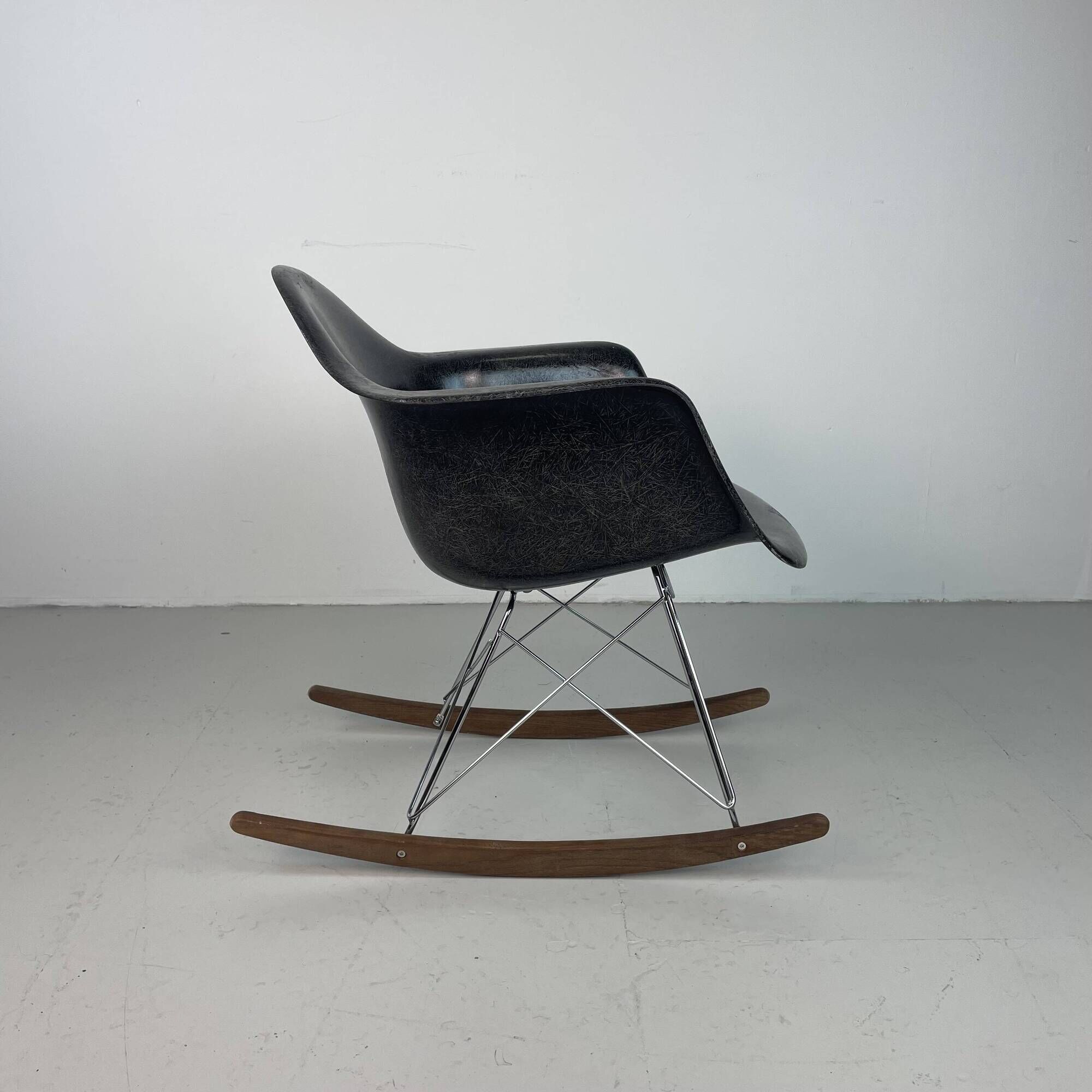 Fauteuil à bascule RAR Eames Herman Miller des années 1950 en noir
