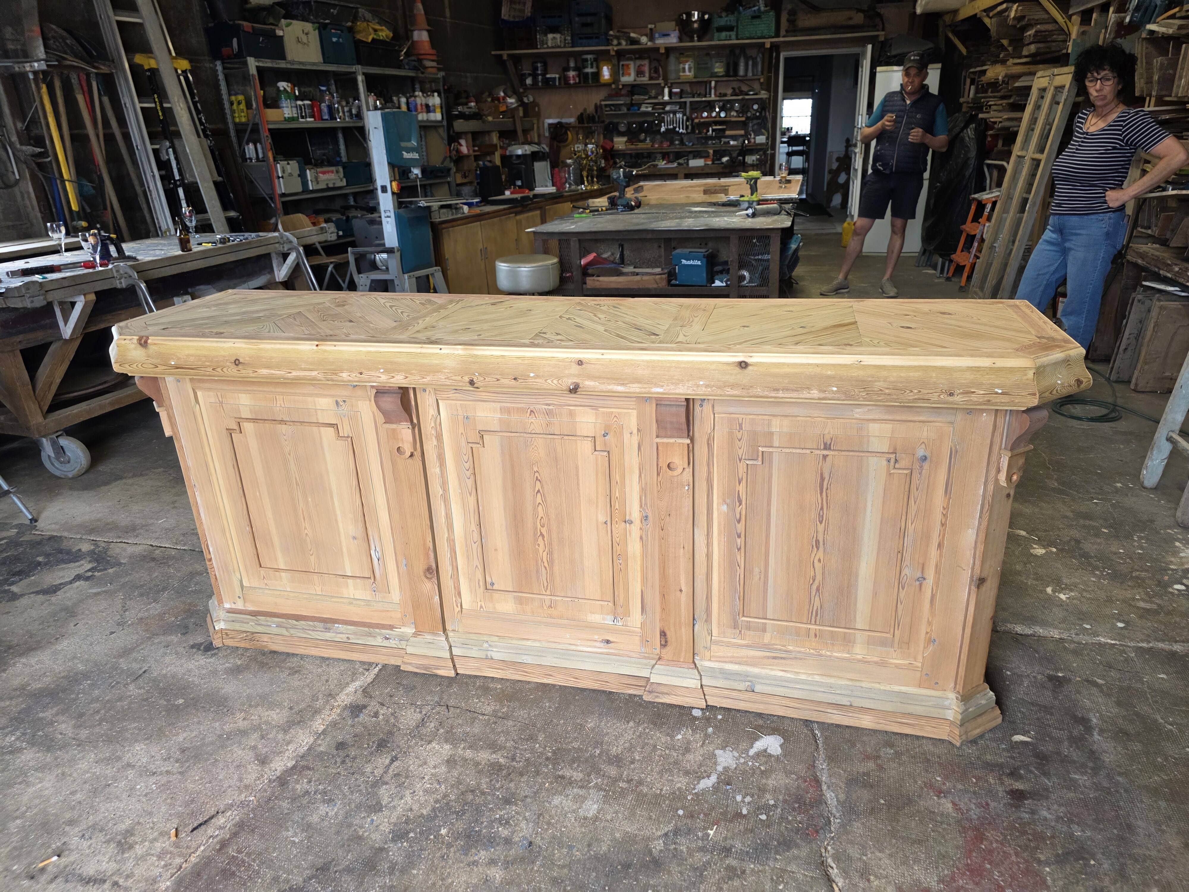 Bistro counter with a Hungarian point design.