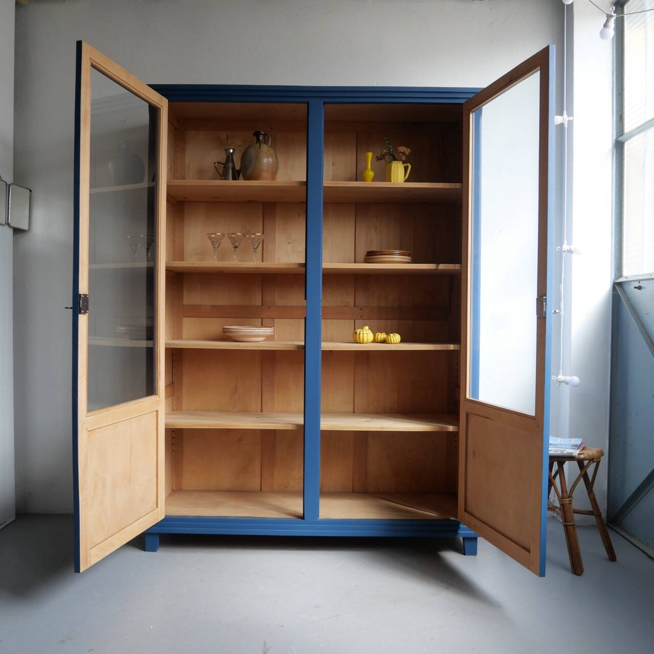 Vaisselier ancien bleu nuit
