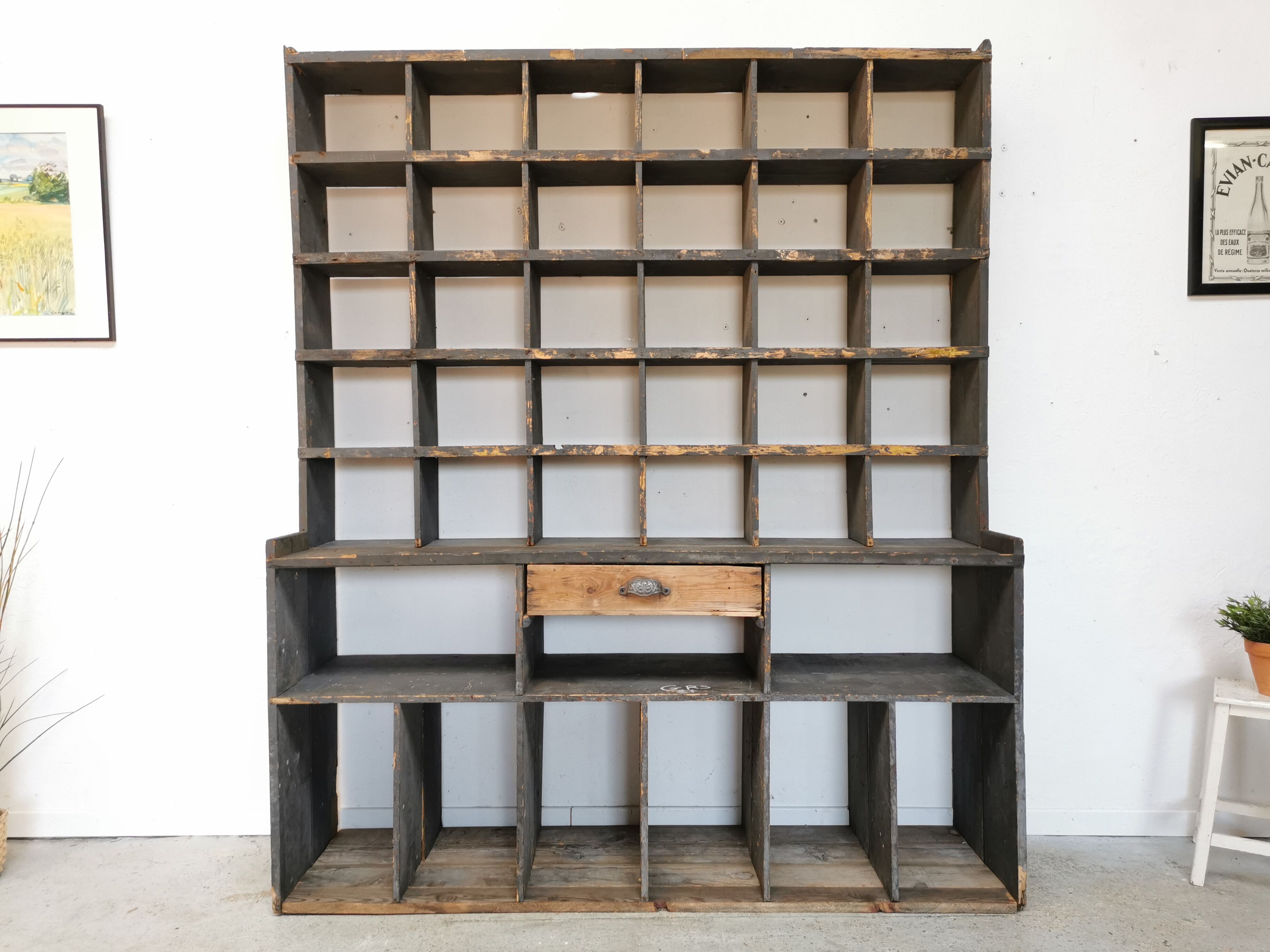 Meuble de métier à casiers bibliothèque