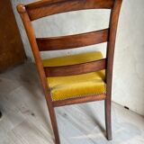 Chaise en noyer avec assise en velours moutarde