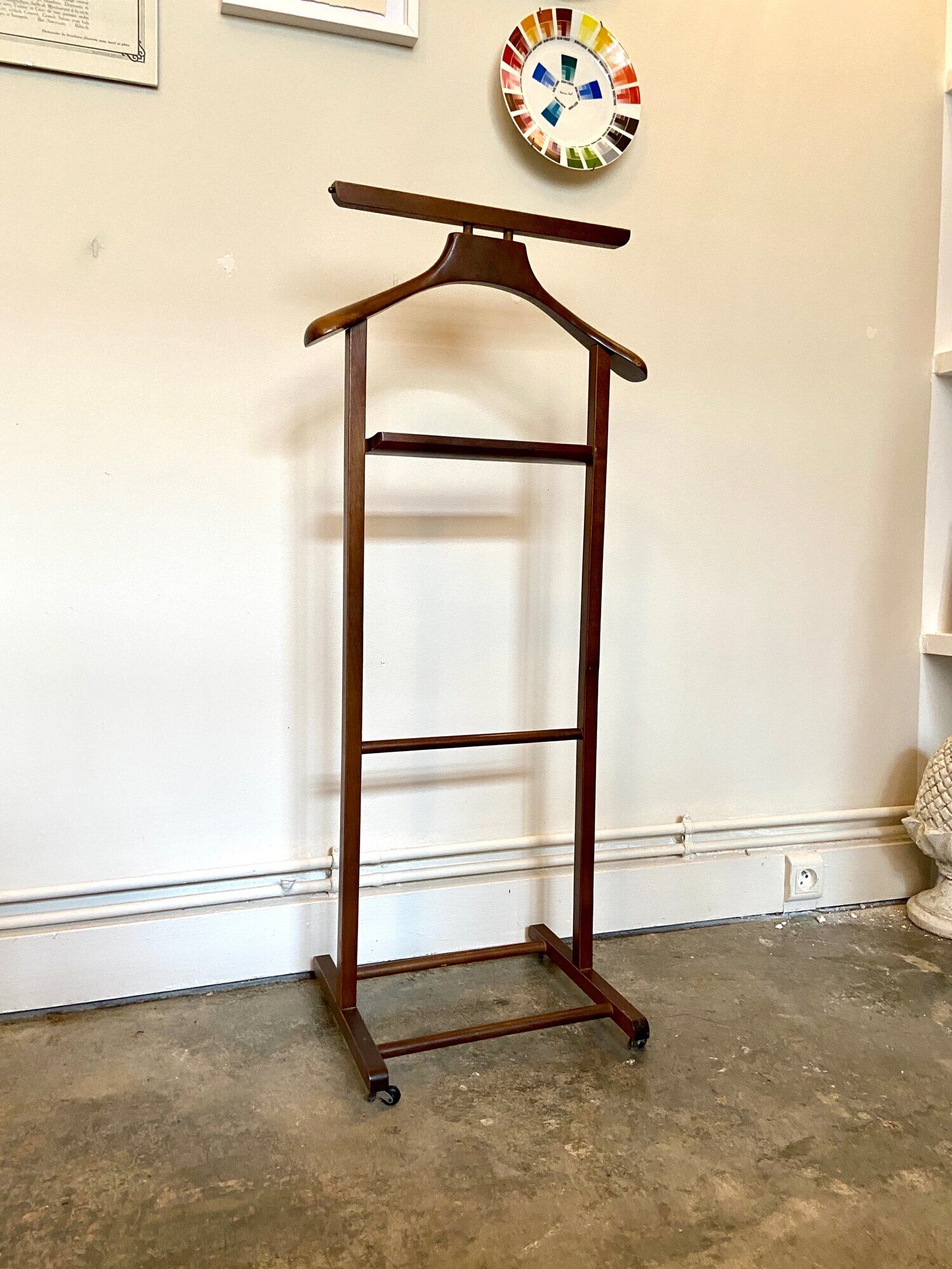 Valet de chambre on dark wood wheels