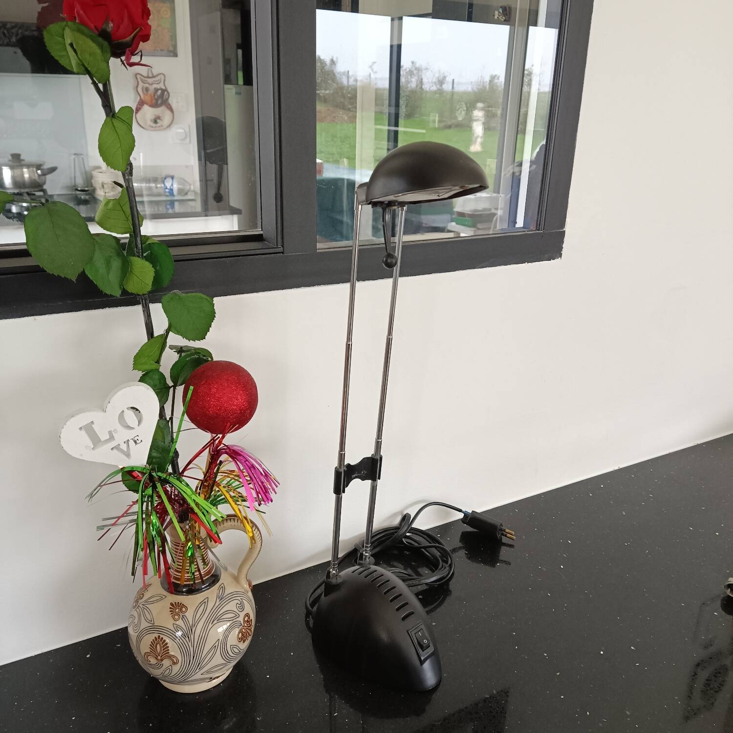 Black metal and brass table lamp