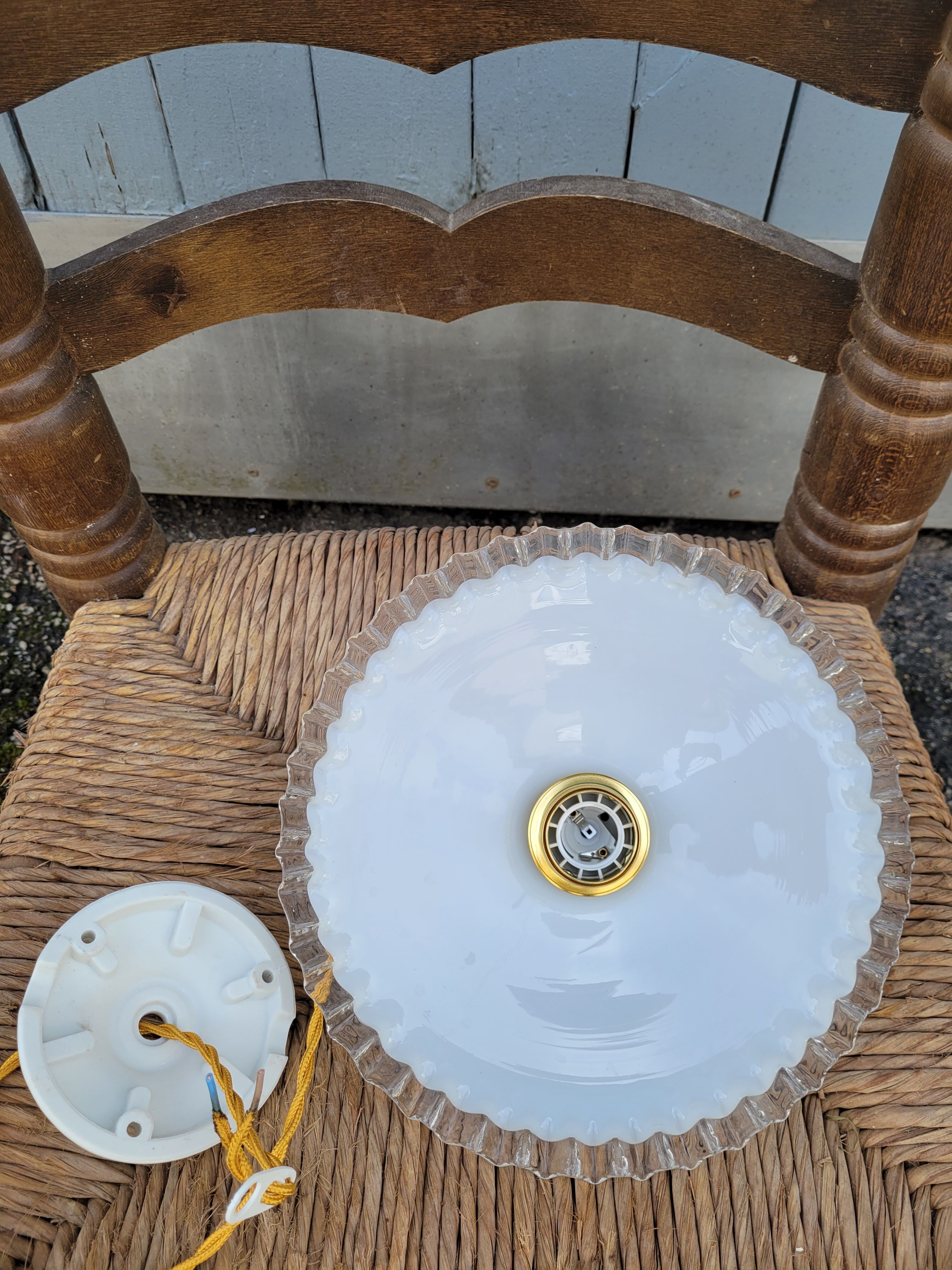 Serrated opaline suspension