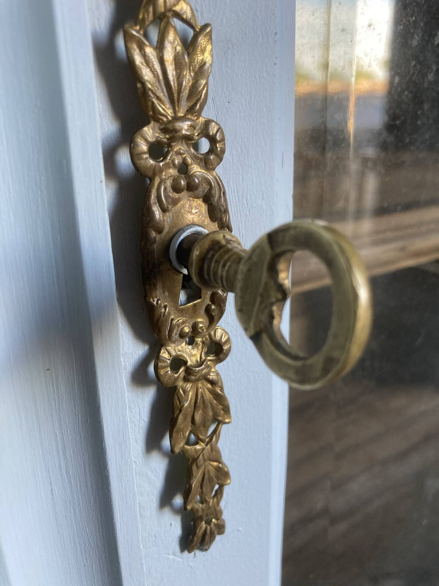 Hanging cupboard from the 1930s-1940s