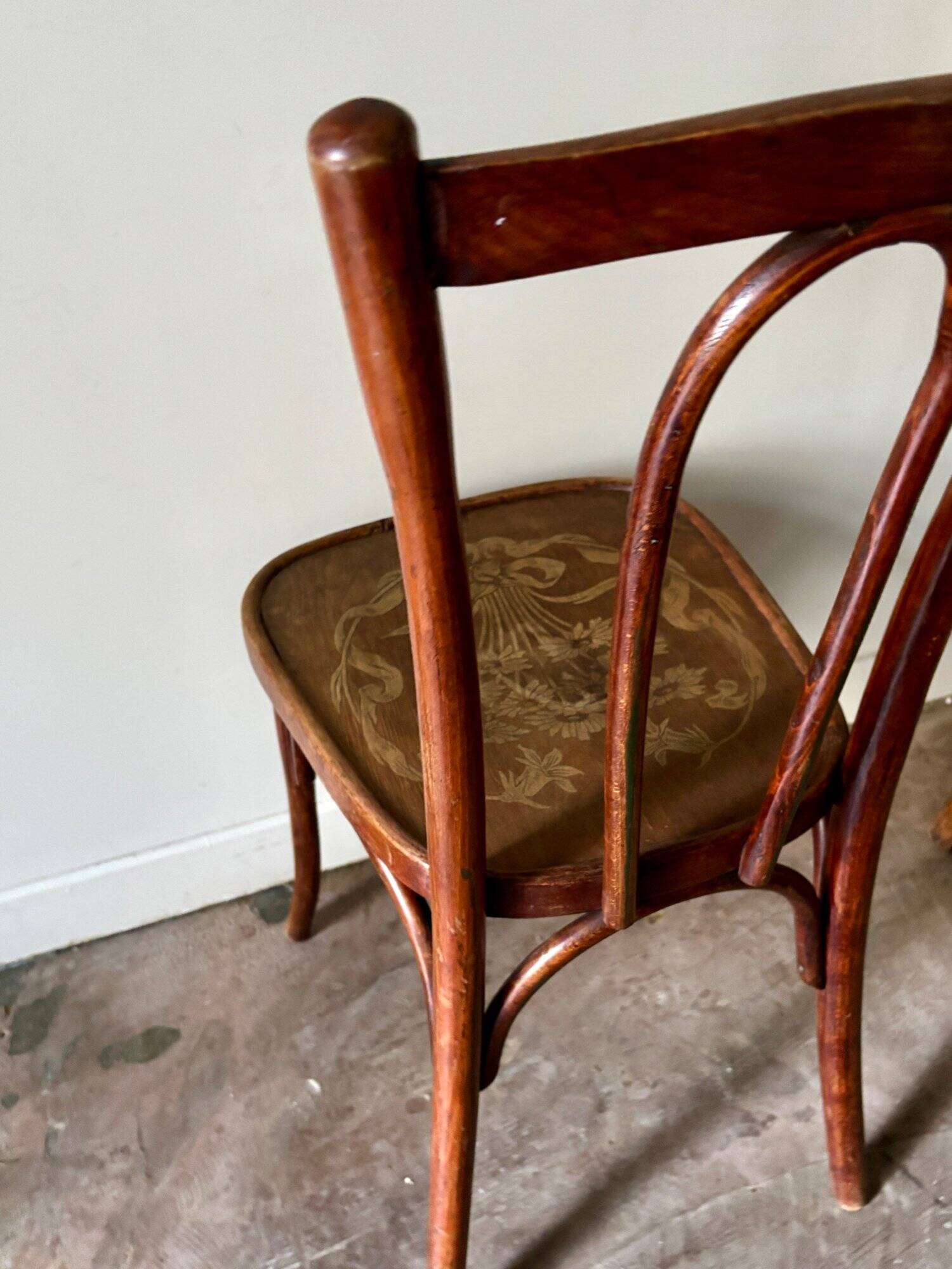 Bistro chair in curved beech and embossed seat