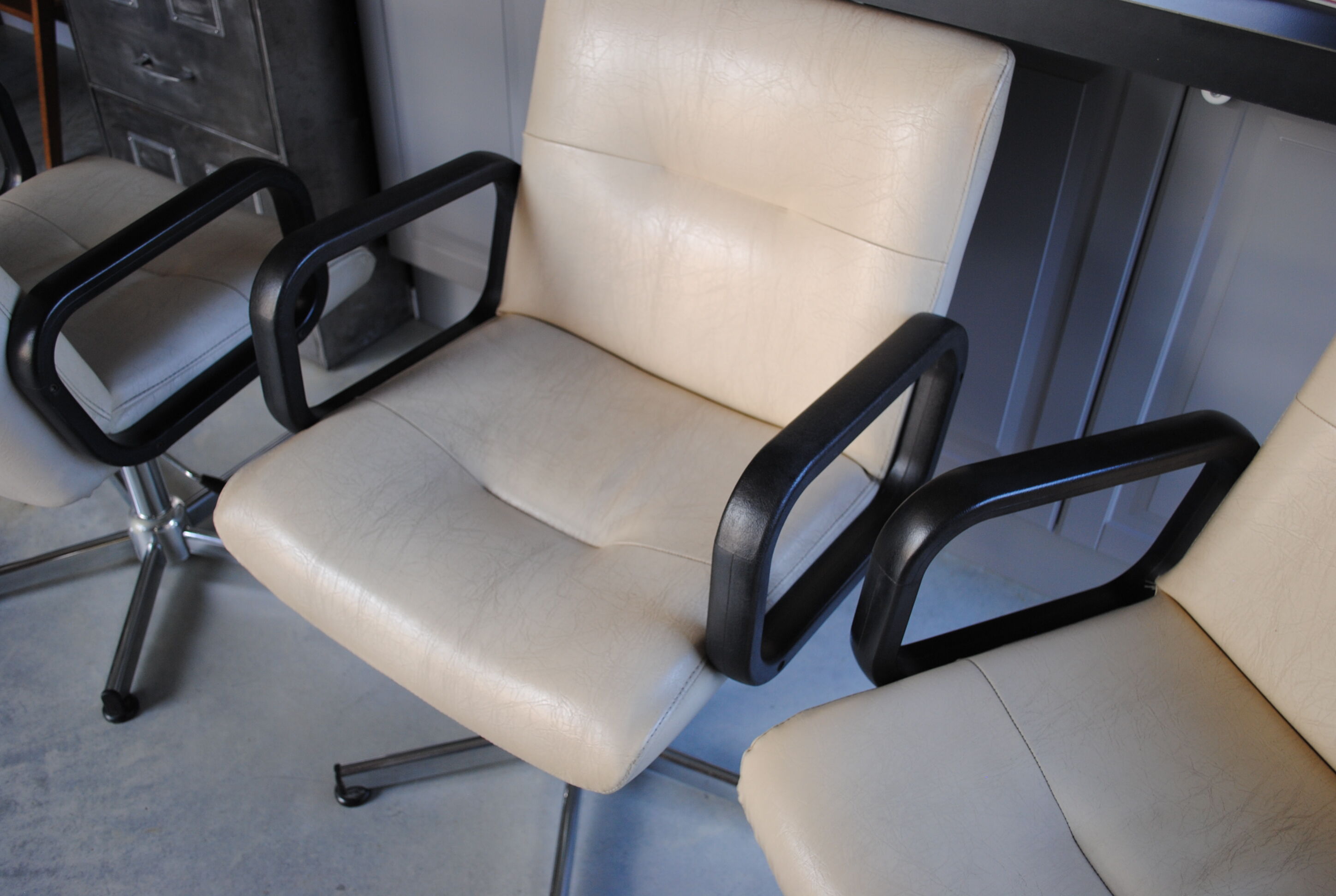 Lot de 3 fauteuils de bureau en cuir année 70