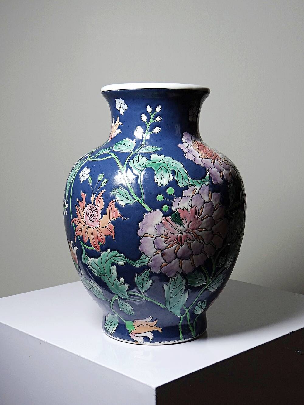Large baluster vase in Chinese porcelain with vintage floral decoration from the 1970s-80s.