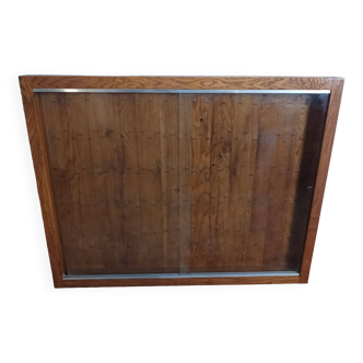 Oak wall-mounted key hotel display case