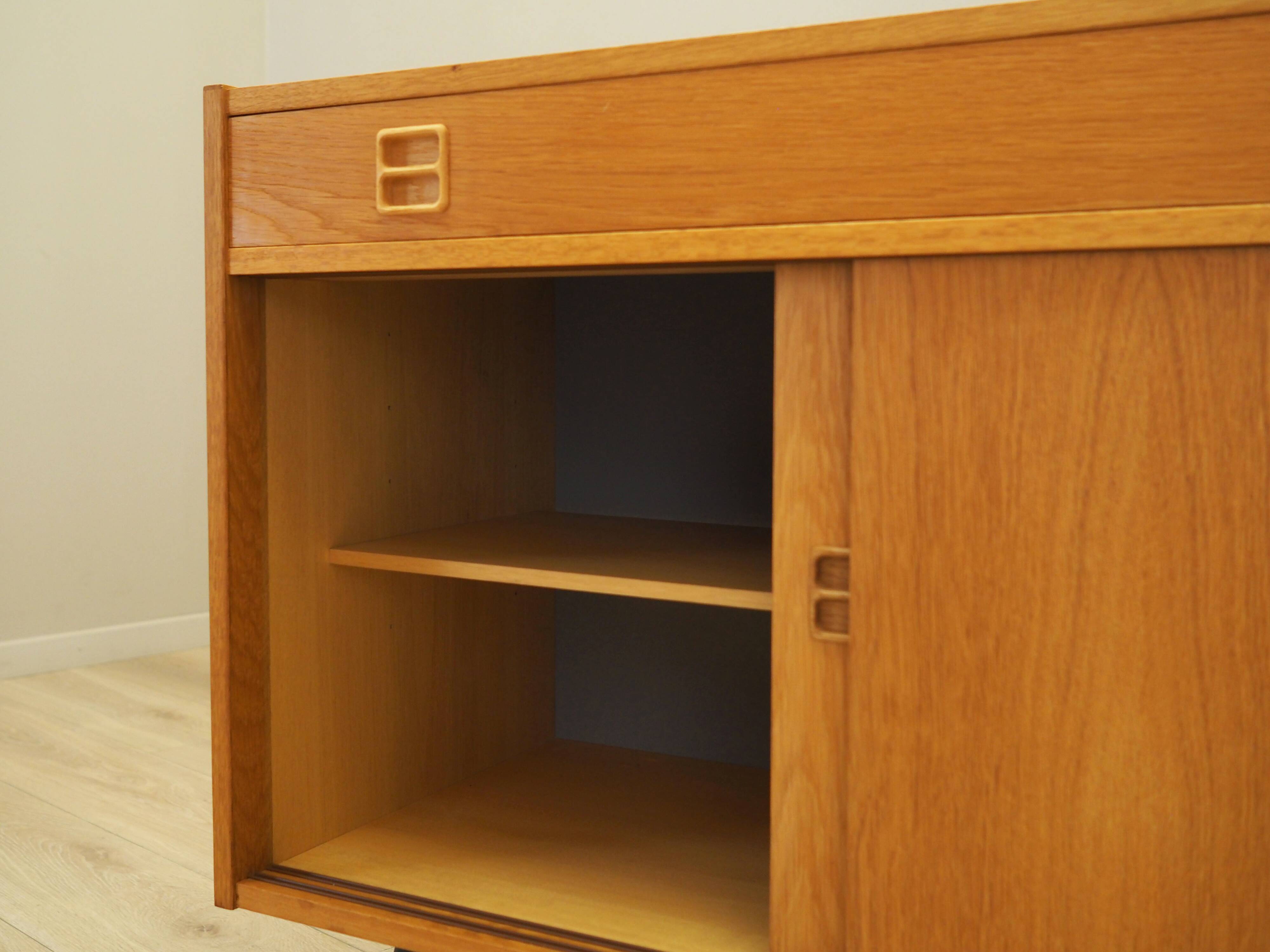 Meuble en frêne, design danois, années 1960, production : Danemark