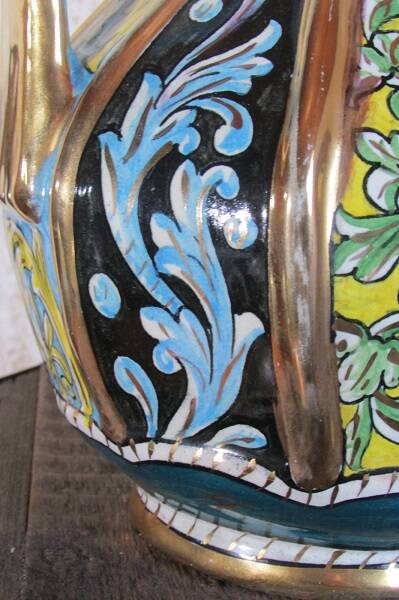 Vase pichet en terre cuite vernissée , forme aiguière