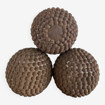 Studded pétanque balls