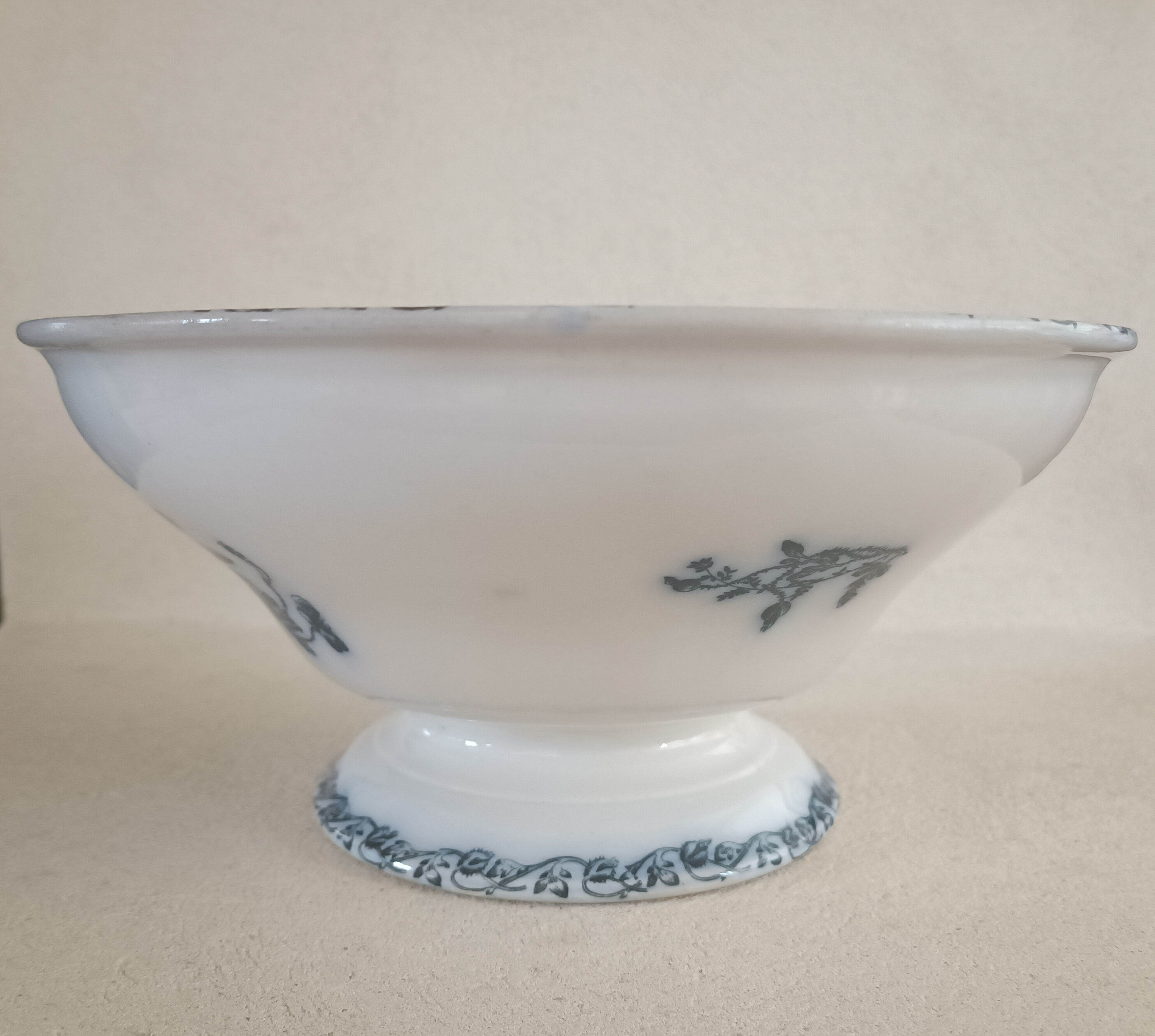 Onnaing iron earth service, plates, salad bowl and sausage maker