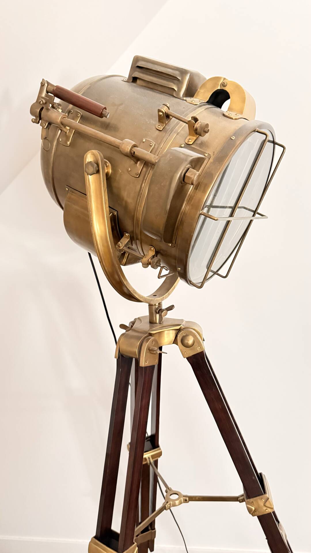 Lampe projecteur marine Maison Coloniale – laiton et acajou mas