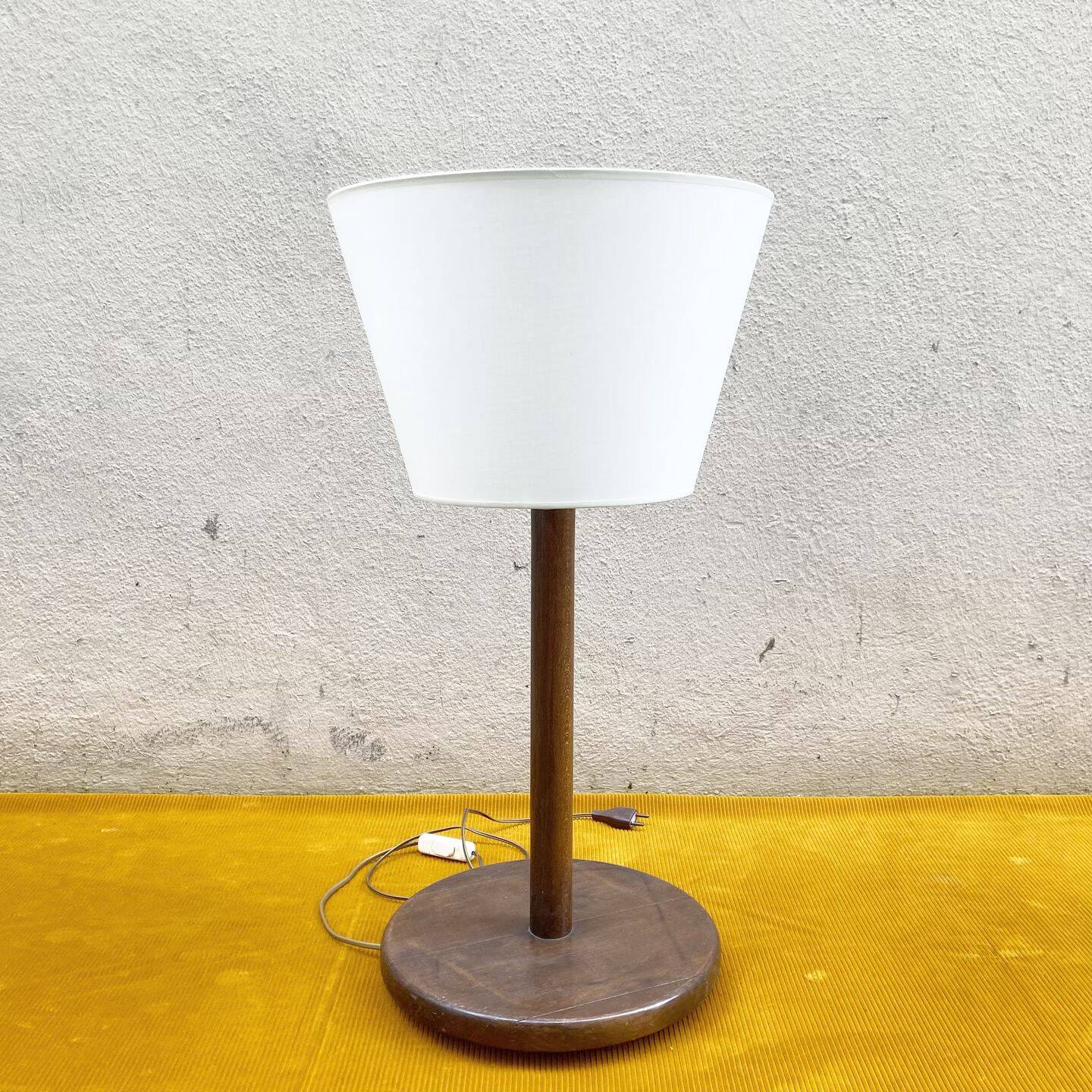 Grande lampe en bois massif avec abat-jour inversé