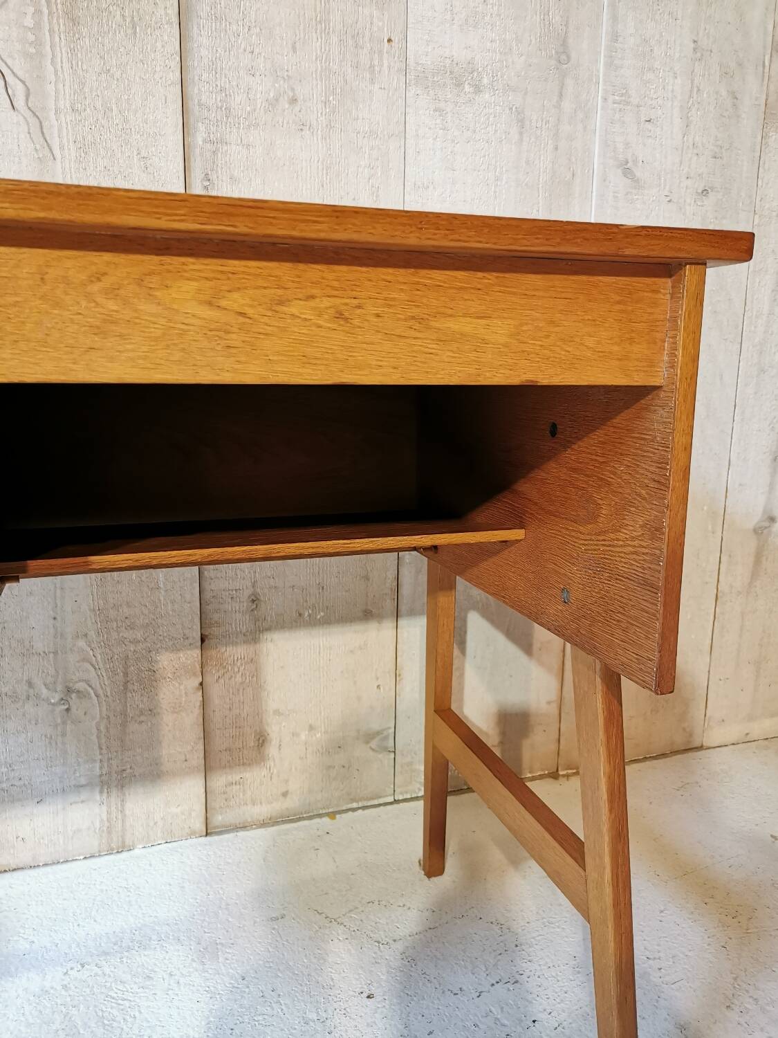 Spindle leg desk
