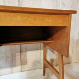 Spindle leg desk