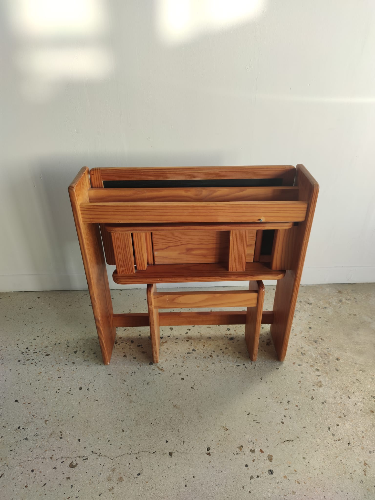 Foldable pine children's desk
