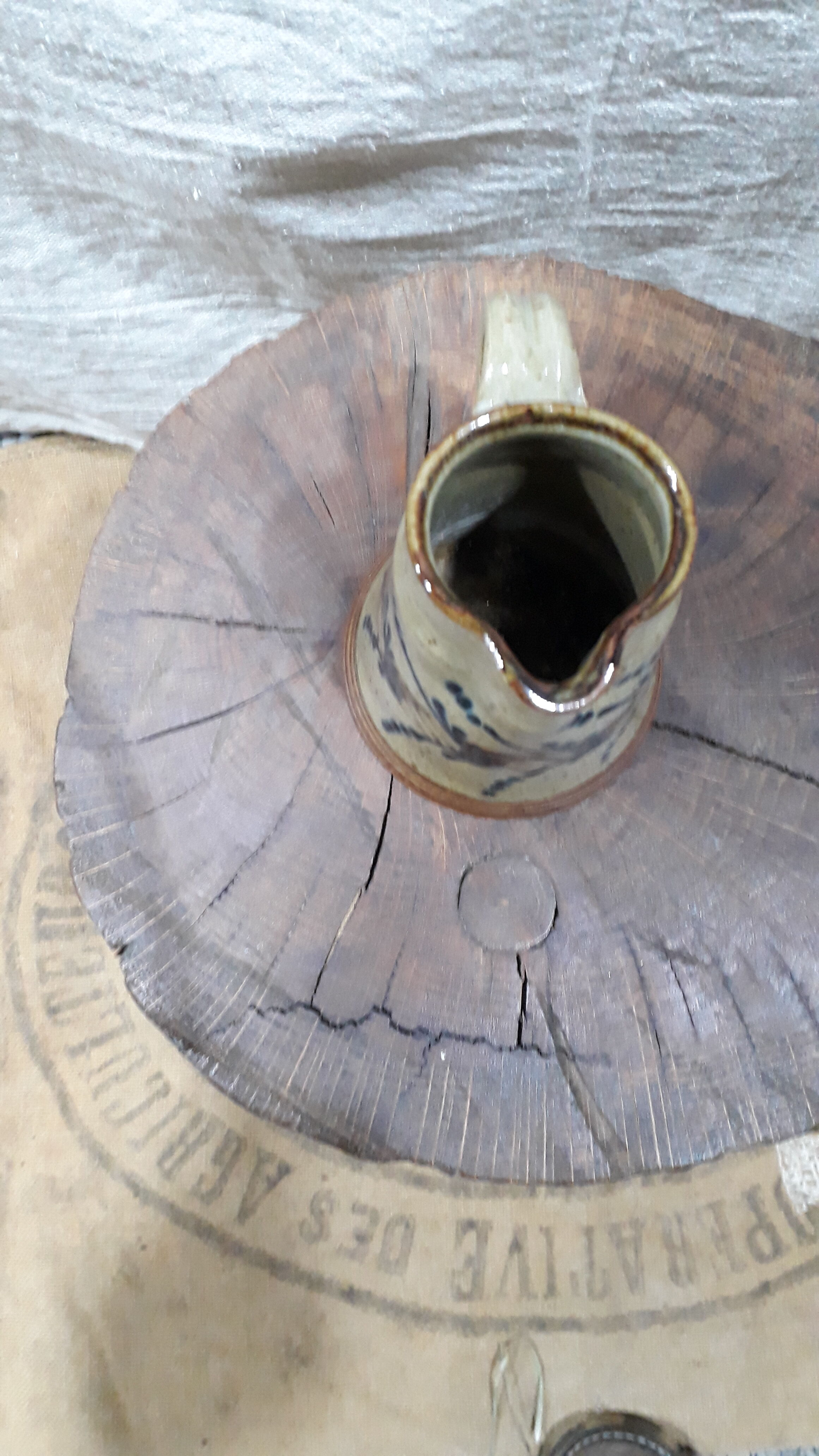 Pichet en terre de berry décoré à la main et signé