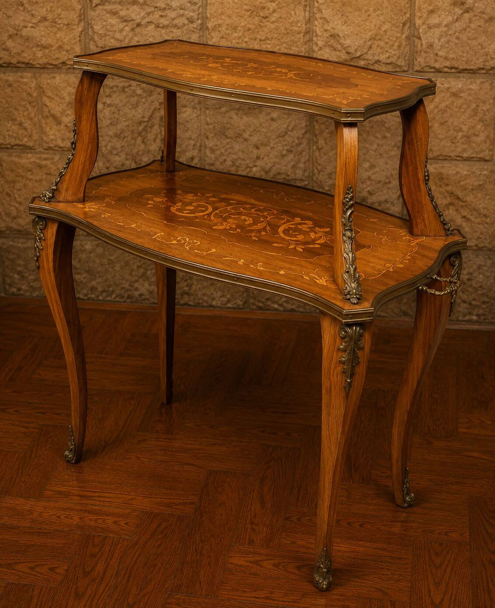 Table à thé a deux plateaux en marqueterie