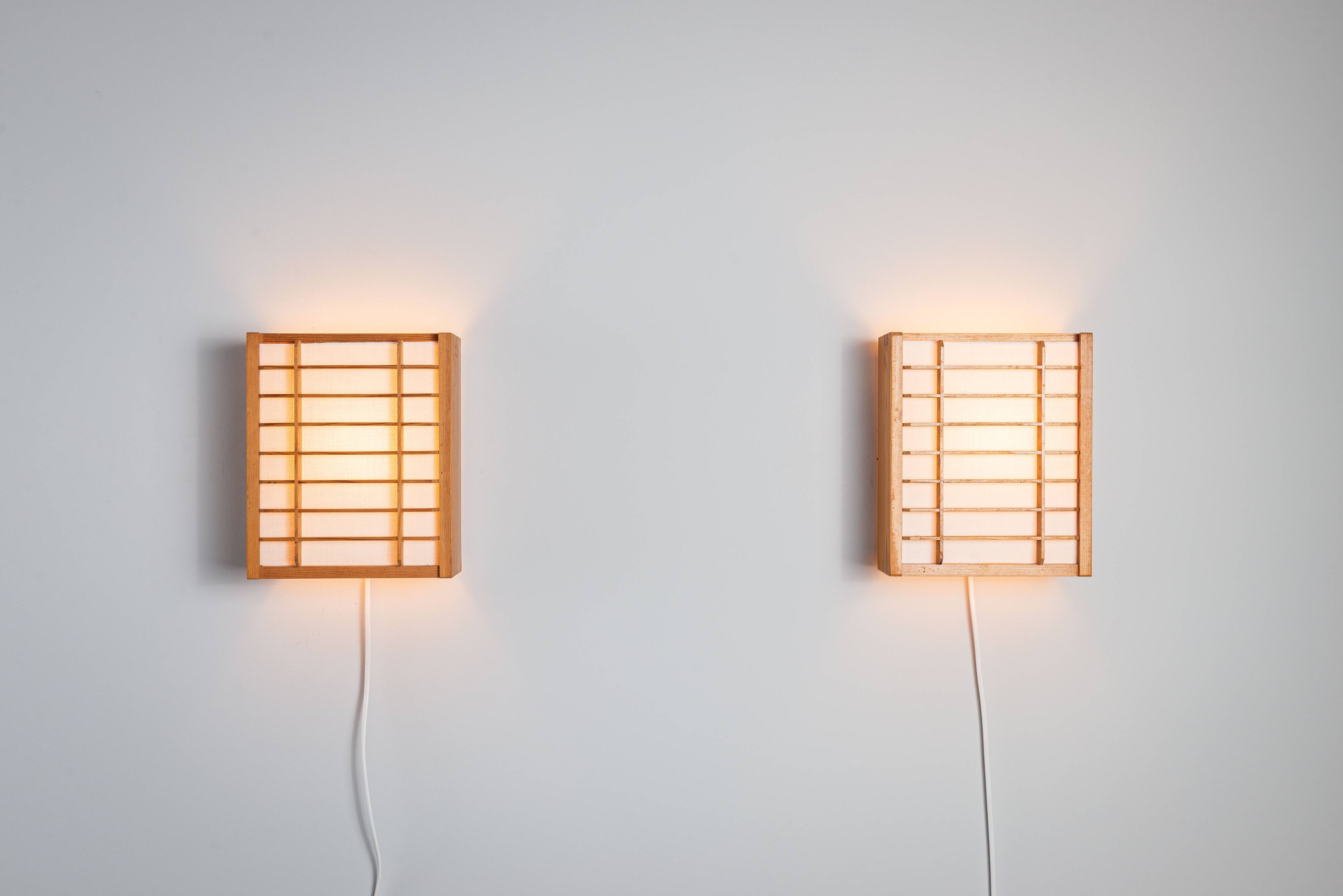Paire de lampes murales en pin produites par Alda Sweden