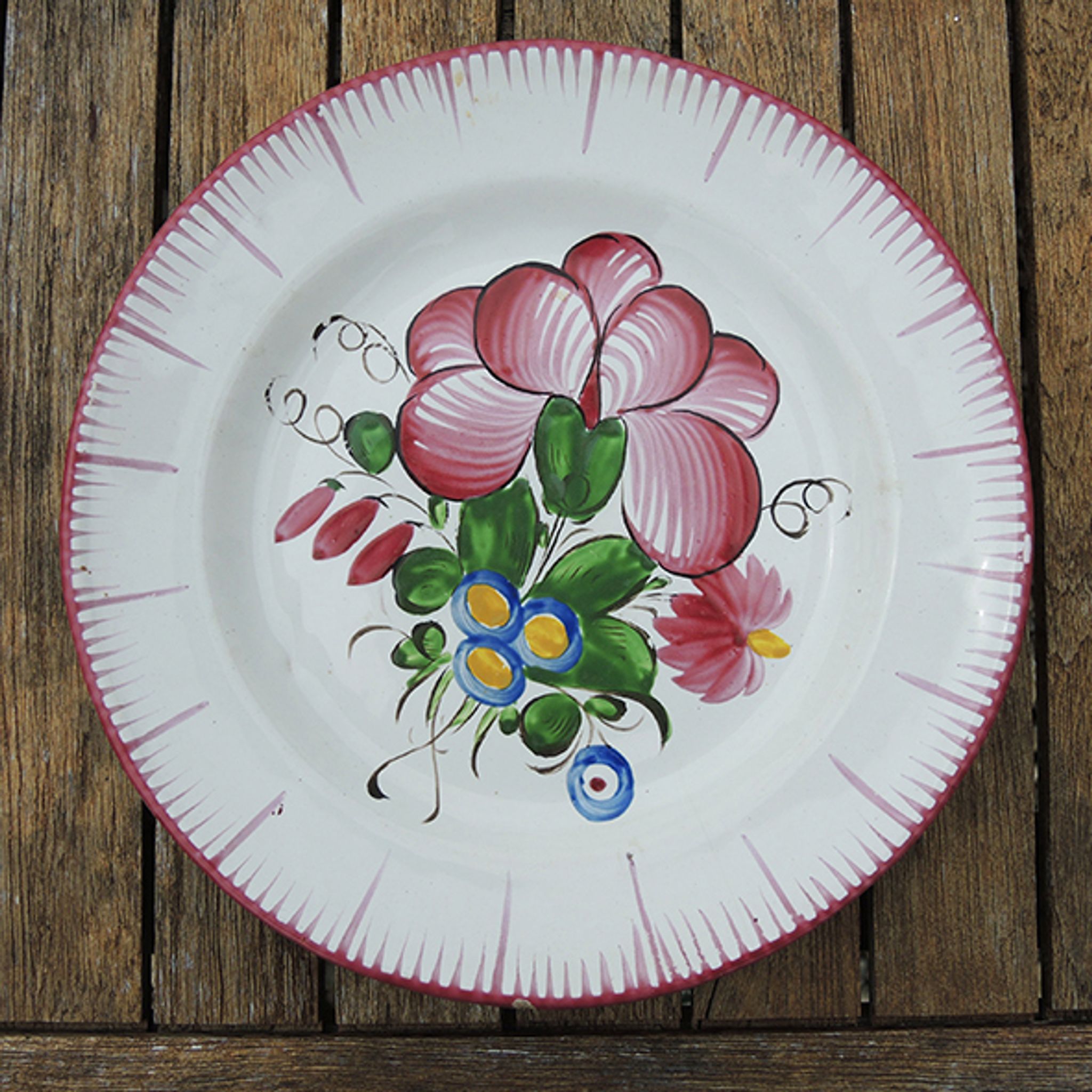 Ancienne assiette en faïence avec support mural : décor myrtilles