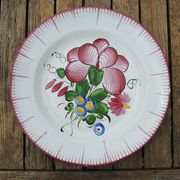 Ancienne assiette en faïence avec support mural : décor myrtilles