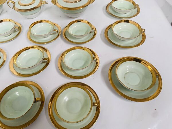 Service à café et thé comportant 25 pièces en porcelaine polychrome. XXe siècle.